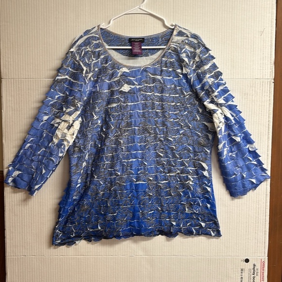 Notations Woman Blue and White Women's Top.  Unique ruffle design.  Size 2X - Picture 10 of 10